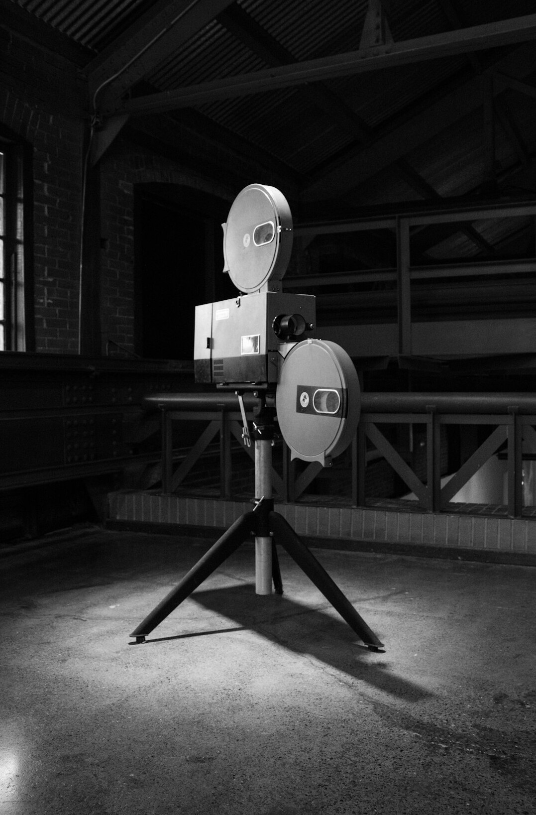 Studio de télévision vintage avec caméras et projecteurs des années 1980
