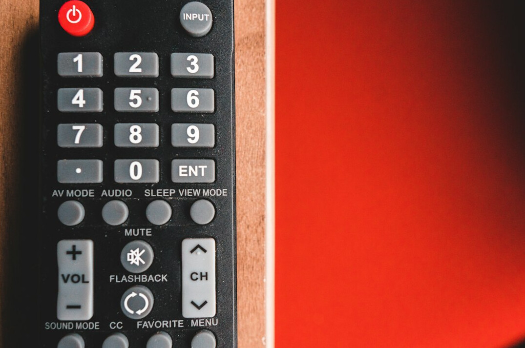 Régie de télévision avec plusieurs écrans de contrôle