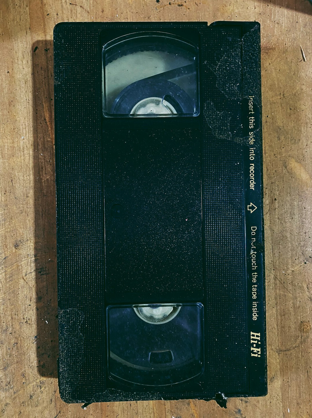 Étagères de bobines de film et de cassettes vidéo d'archive
