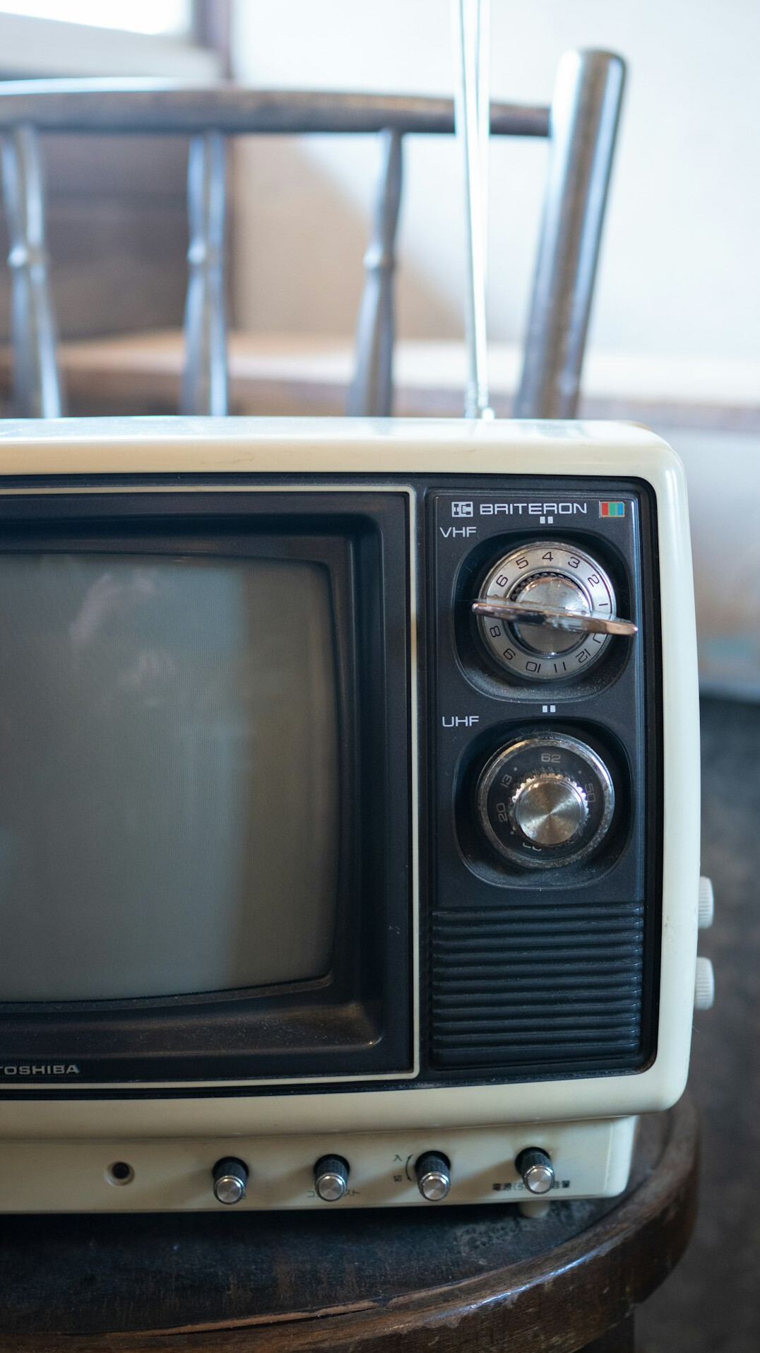 Téléviseur cathodique vintage des années 1980 avec mire de couleurs