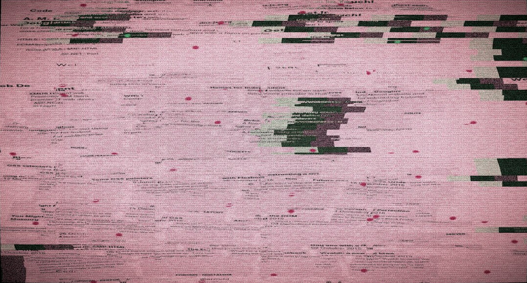 Équipe éditoriale visionnant des archives télévisées sur un écran